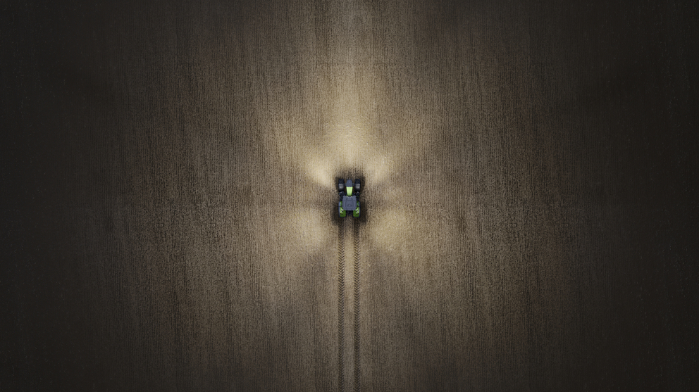 immagine scattata da un drone di un Fendt 800 Vario nella notte con luci accese – 60%.