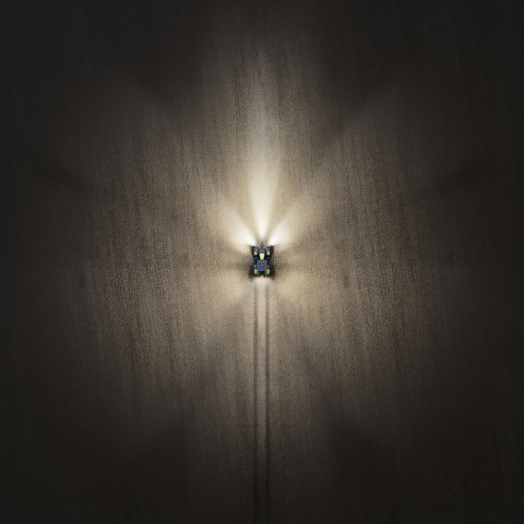 immagine scattata da un drone di un Fendt 800 Vario nella notte con luci accese – All On.