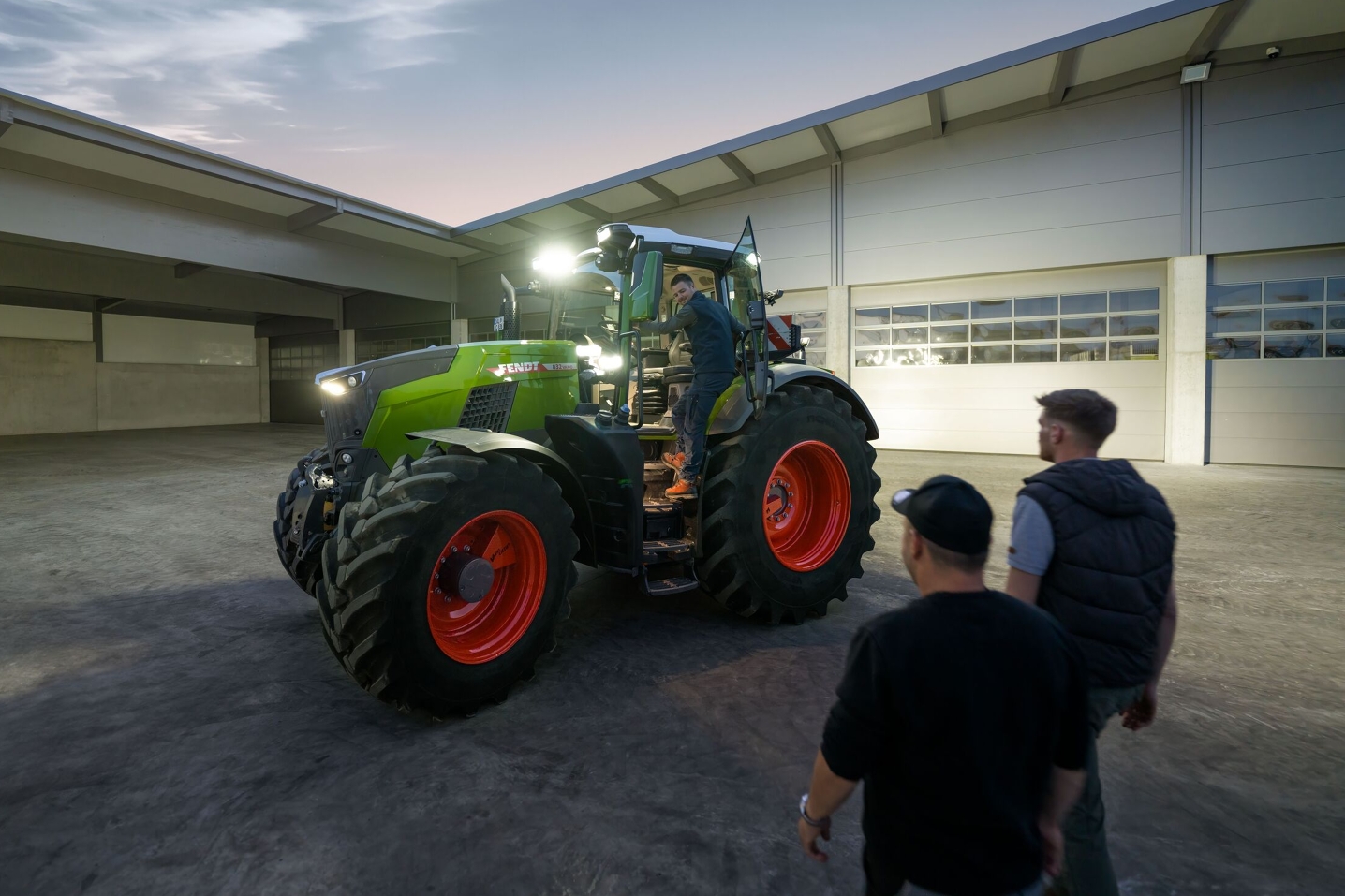 Vista del cortile interno di un contoterzista che ha a disposizione per i suoi conducenti il trattore Fendt 800 Vario con illuminazione completa.
