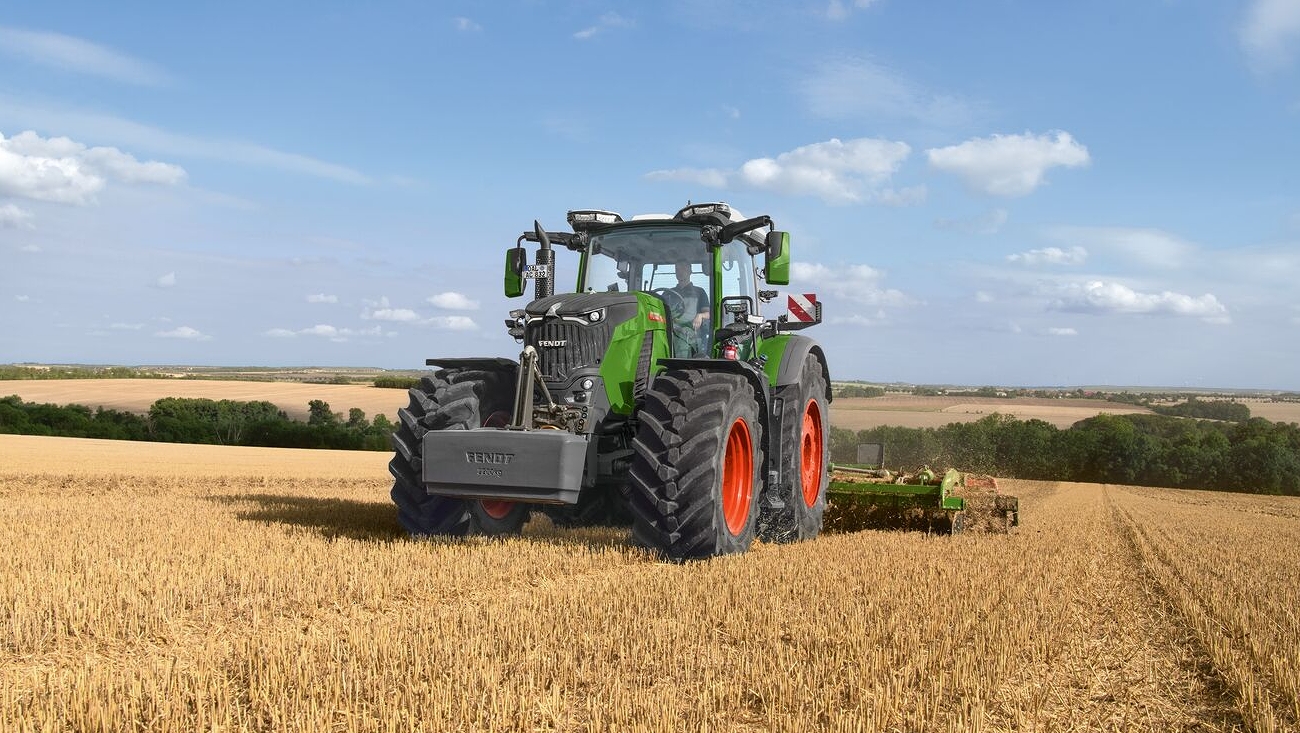 Un agricoltore guida un Fendt 800 Vario Gen5 su un campo di stoppie.