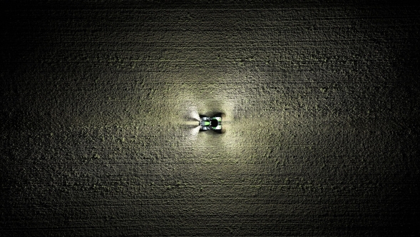Esempio per il Fendt 1000 Vario: Fendt 800 Vario UltraVision Esempio per il Fendt 1000 Vario: vista dall'alto di un trattore Fendt 800 Vario di notte con illuminazione UltraVision a 360 gradi