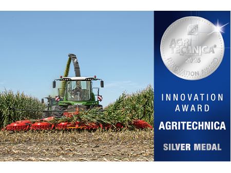 Una Fendt Katana mentre trincia il mais su un campo, accanto a destra una medaglia d'argento su sfondo blu e la scritta "Innovation Award AGRITECHNICA Silver Medal".