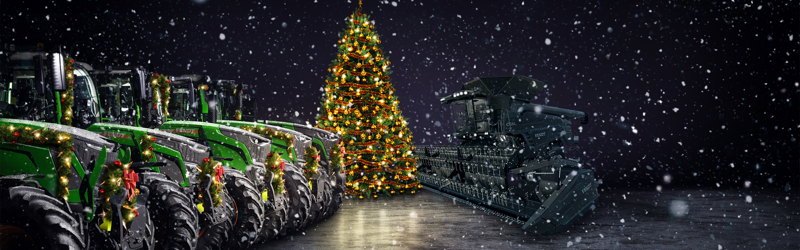 Vista di cinque trattori Fendt sul lato sinistro, trebbiatrice IDEAL sul lato destro e un albero di Natale al centro.
