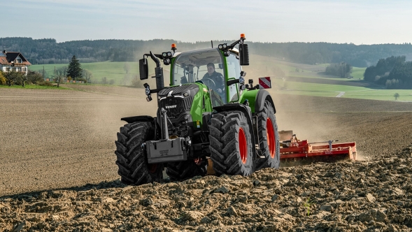 Fendt 700 Vario Gen7.1 lavora un campo in pendenza con un attrezzo montato e garantisce una struttura del terreno uniforme nonostante la pendenza.