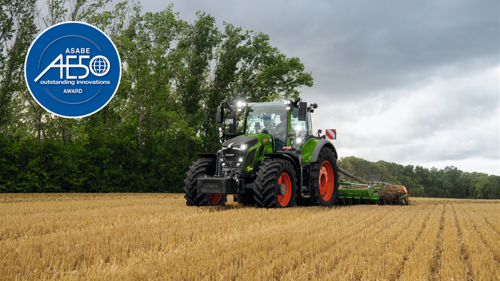 Un Fendt 600 Vario lavora su un campo raccolto, mentre il premio "ASABE AE50 Outstanding Innovations Award" è visibile in alto a sinistra nell'immagine.