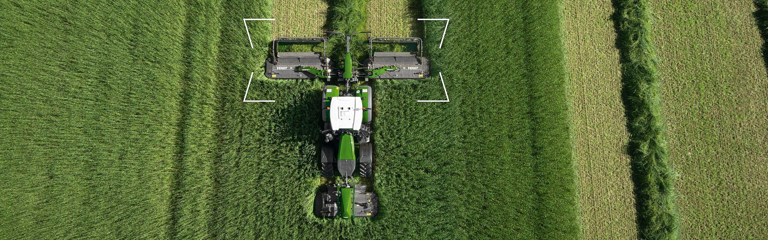 Campo in fase di falciatura, vista dall'alto con il DNA Fendt, elemento di focalizzazione sulla falciatrice Fendt