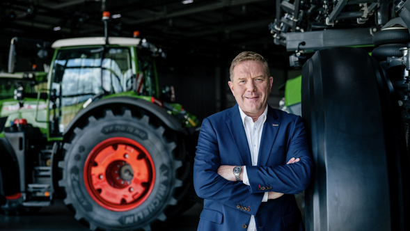Kristofo Grėblinghofo (Christoph Gröblinghoff) portretas Tarp „Fendt“ traktoriaus ir „Fendt Rogator“ purkštuvo sukryžiavęs rankas stovi tamsiai mėlyną kostiumą vilkintis Kristofas Grėblinghofas (Christoph Gröblinghoff).