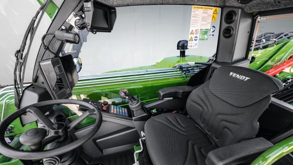 Fendt Cargo T740 vadītāja kabīnes salona skats Fendt Cargo T740 vadītāja kabīnes salona skats