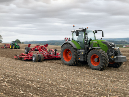 „Fendt 728 Vario Gen7“ su sėjimo mašina ariamame lauke