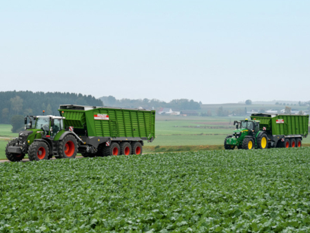 „Fendt 728 Vario Gen7“ gatvėje su „Tigo“ tarp laukų