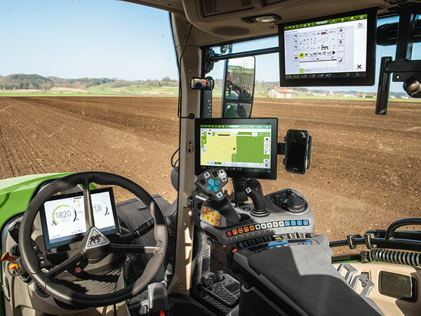 „Fendt 700 Vario Gen6“ kabina „Fendt 700 Vario Gen6“ kabinos vaizdas iš arti su vaizdu į tris terminalus priekyje už vairo ir dešinėje prie porankio ir stogo apmušale.