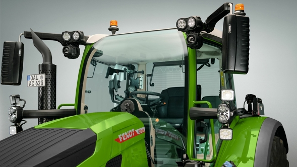 Priešais šviesiai pilką foną žaliojo „Fendt 600 Vario“ „VisioPlus“ kabinos išorinis vaizdas