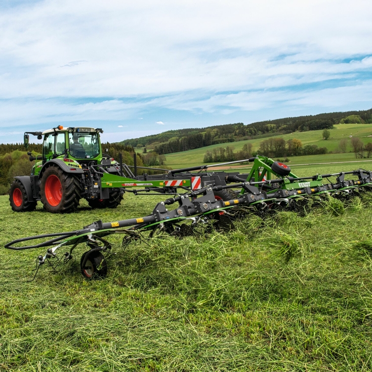 Eksploatuojamas „Fendt“ traktorius ir „Fendt“ vartytuvas