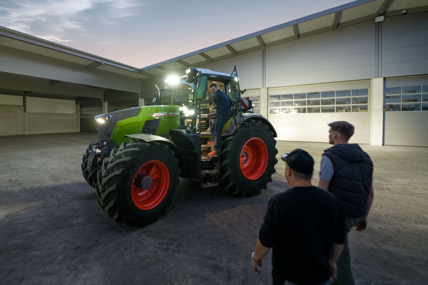 Vaizdas į rangovo įmonės vidinį kiemą, kuriame stovi vairuotojui paruoštas „Fendt 800 Vario“ traktorius su pilnu apšvietimu