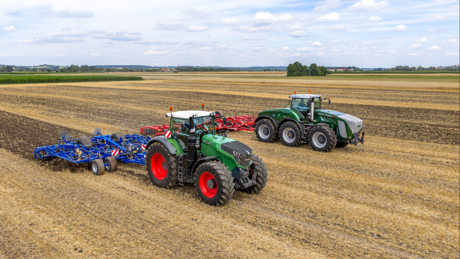 „Fendt 1000 Vario“ Lauku vienas šalia kito važiuoja du „Fendt“ traktoriai.