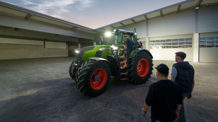 Vaizdas į rangovo įmonės vidinį kiemą, kuriame stovi vairuotojui paruoštas „Fendt 800 Vario“ traktorius su pilnu apšvietimu