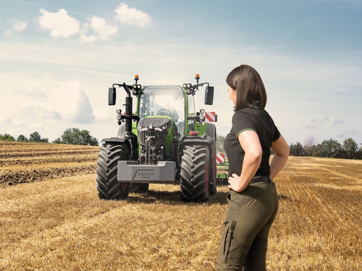 Ūkininkas stovi ražienų lauke priešais savo „Fendt 700 Vario“ Gen7.