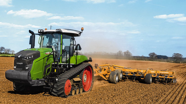 Fendt 900 Vario MT ar sējmašīnu, braucot pa koplietošanas ceļu Fendt 900 Vario MT ar kultivatoru