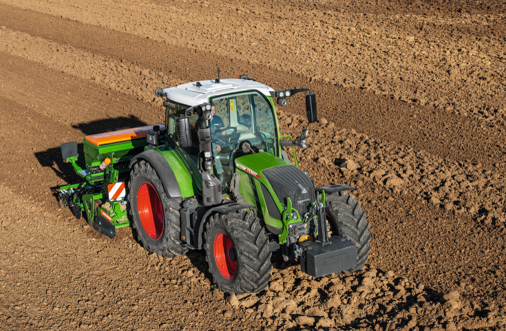 Fendt 500 Vario with drill combination The Fendt 500 Vario with drill combination in the field.