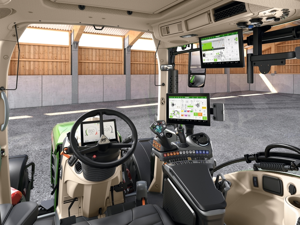 Fendt 500 Vario vadītāja darba vieta ar FendtONE. Jaunā Fendt 500 Vario kabīne ar FendtONE un visu ar to saistīto aprīkojumu.