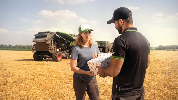 Fendt servisa darbinieks piegādā rezerves daļas tieši uz saimniecību