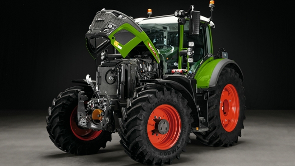 Fendt 600 Vario Zaļš Fendt 600 Vario traktors ar sarkaniem atlokiem, ar atvērtu dzinēju pārsegu uz pelēka ceļa. Fons ir melns.