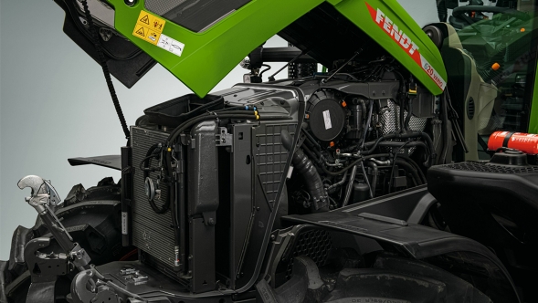 Fendt 600 Vario gaisa filtrs Zaļā Fendt 600 Vario tuvplāns ar paceltu dzinēja pārsegu, lai būtu redzama efektīva dzesēšanas koncepcija ar regulējamu pieprasījumu un reversējamu ventilatoru.