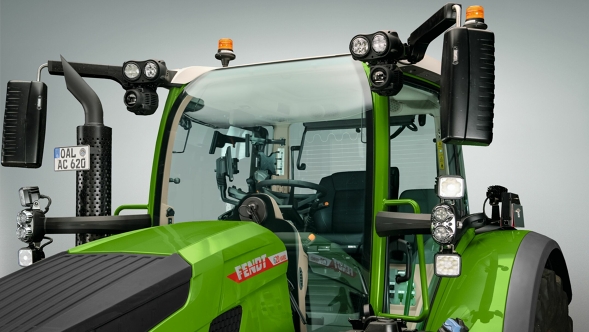 Fendt 600 Vario VisioPlus kabīne Zaļās krāsas Fendt 600 Vario kabīnes VisioPlus skats no ārpuses uz gaiši pelēka fona