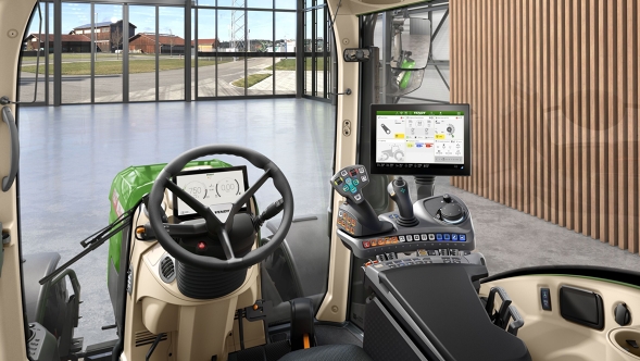 Fendt 300 Vario Gen5 VisioPlus kabīnes iekšējais skats ar ergonomisku vadības roku, stūri un lielu termināli uz moderna lauku sētas fona ar stiklotu priekšpusi.