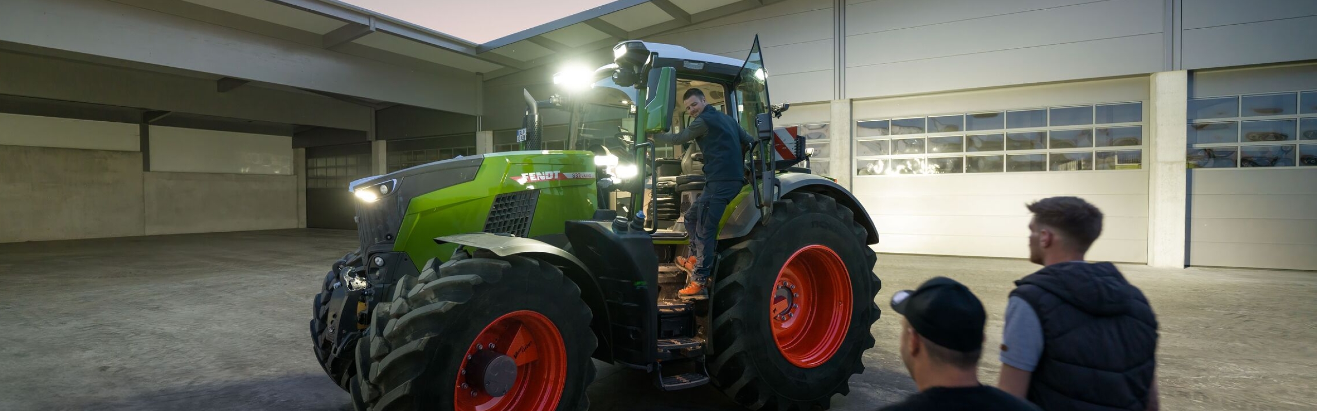 Ieskats pakalpojumu sniedzēja iekšpagalmā, kas saviem operatoriem ir sagādājis Fendt 800 Vario traktoru ar pilnu apgaismojumu