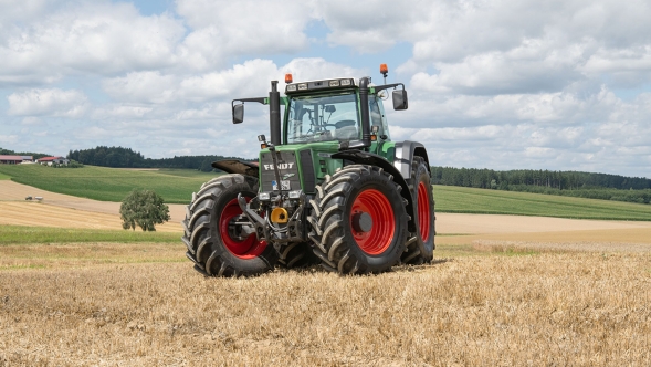 Fendt Favorit 926 Vario Fendt Favorit 926 Vario stāv uz lauka.