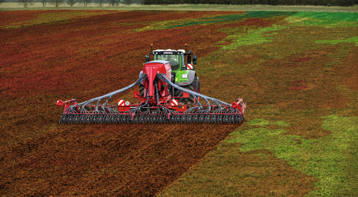 Achteraanzicht van de Fendt 1000 Vario met zaaimachinecombinatie.