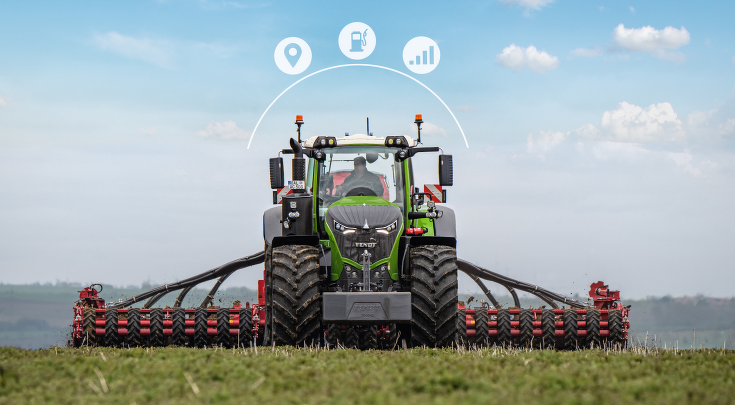 Vooraanzicht van de Fendt 1000 Vario met zaaimachinecombinatie en Smart Farming-pictogrammen.