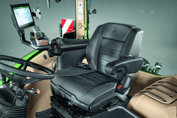 Fendt titanium premium stoelen Close-up van een titanium premium stoel in cabine van de Fendt 700 Vario Gen7.