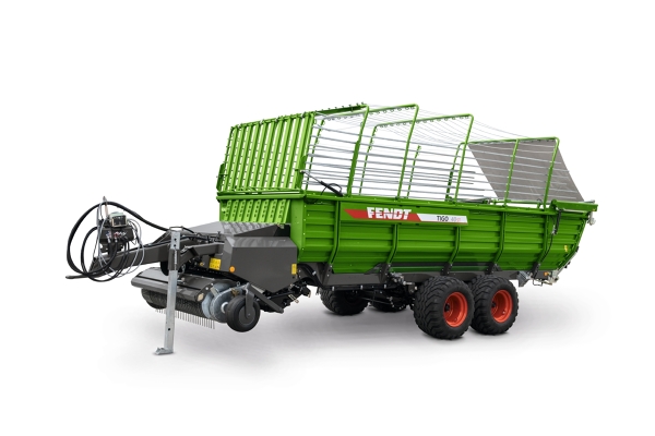 Fendt-trekker met Fendt Tigo Alpin balkeninvoer-opraapwagen op een weide op een helling