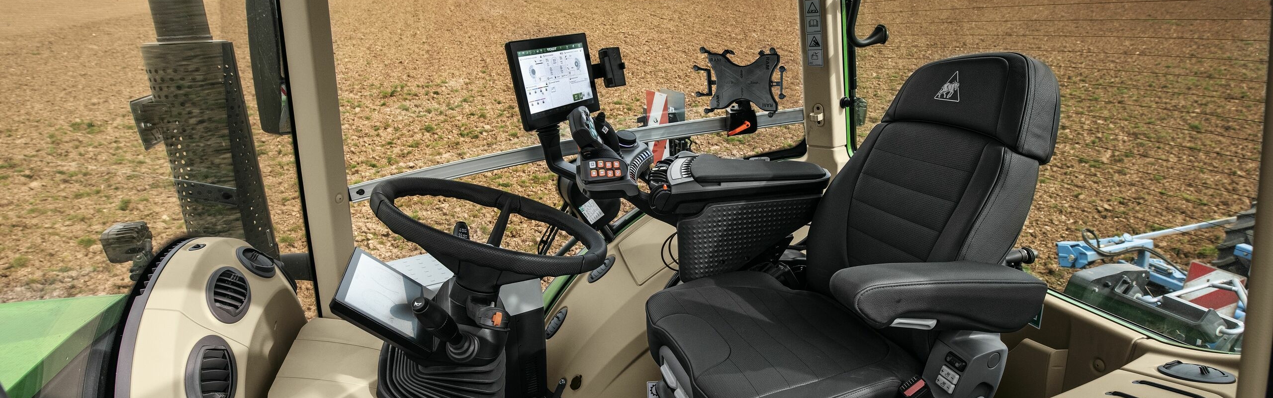 De bestuurdersplaats van de Fendt 900 Vario wordt in zijaanzicht getoond door middel van een foto van de totale cabine.