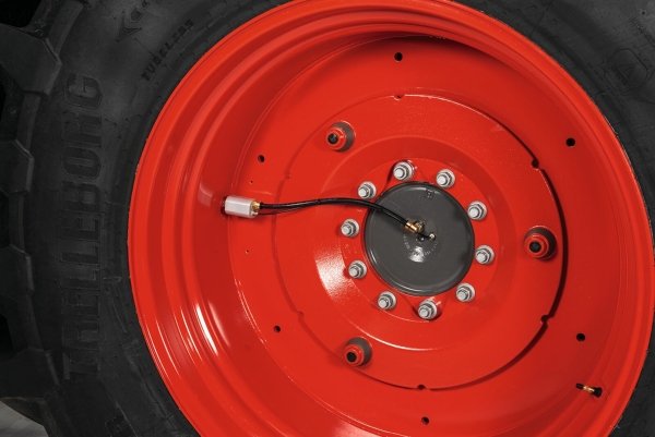 Close-up van een tractorband Close-up van een zwarte Fendt-trekkerband met rode rand