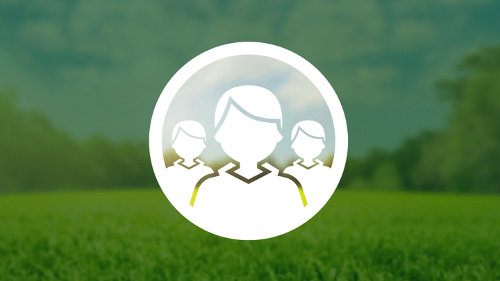 Drie witte silhouetten, die medewerkers voorstellen, bevinden zich binnen een cirkel. De achtergrond laat een groene bosweide onder een blauwe hemel zien, die buiten de cirkel door een donkergroene, deels transparante laag wordt verduisterd.