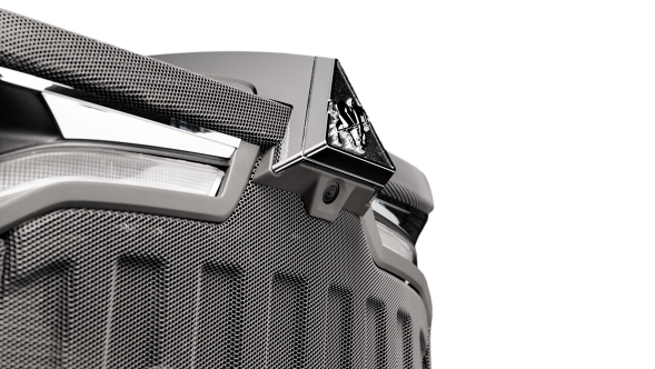 Close-up van de motorkap van de Fendt 600 Vario tegen een zwarte achtergrond