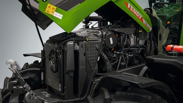 Close-up van de groene Fendt 600 Vario met geopende motorkap waardoor een efficiënt koelconcept met behoeftebepaling en omkeerbare koelventilator te zien is.
