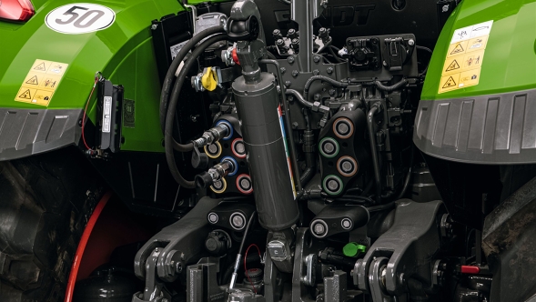 Close-up van het hydraulisch systeem van de Fendt 600 Vario.