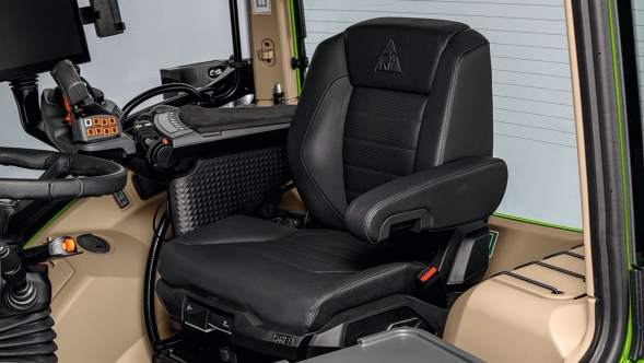 Close-up van de nieuwe premium bestuurdersstoel in de cabine van de Fendt 600 Vario