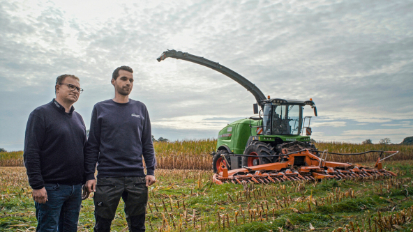 Michael en Dirk Bredehöft, directeur en werkplaatschef van de firma Bredehöft & Partner in Duitsland op het veld met hun Fendt Katana-veldhakselaar