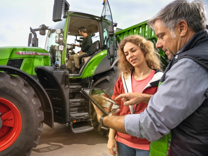 Een boerin laat zich bij een Fendt-dealer informeren over de mogelijkheden van AGCO Finance
