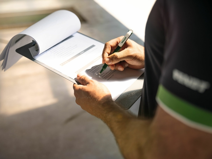 Een Fendt-servicemonteur loopt de checklijst door in het kader van een onderhoud