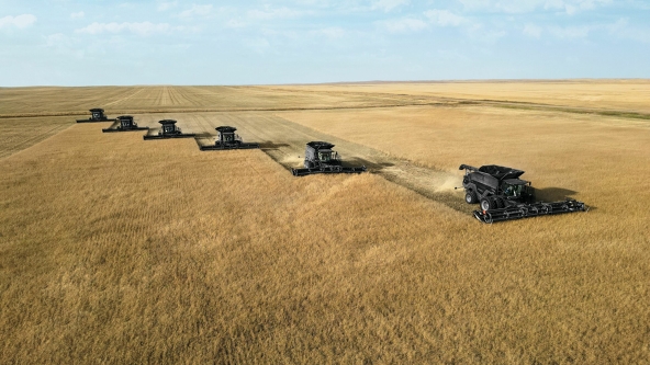 Zes Fendt IDEAL-maaidorsers tijdens de graanoogst in het veld