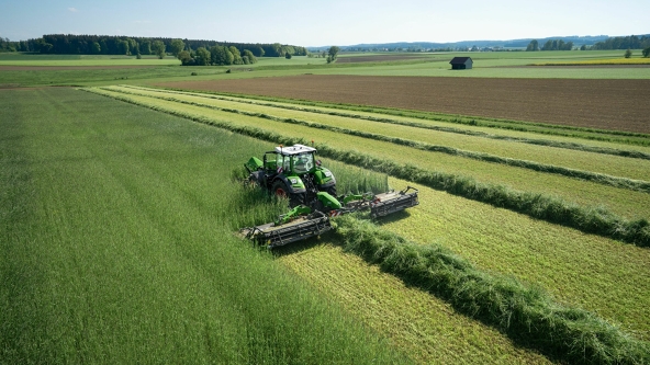 Fendt Slicer-maaiers Een groene Fendt-tractor met een aangekoppelde Fendt Slicer aan het werk op het veld