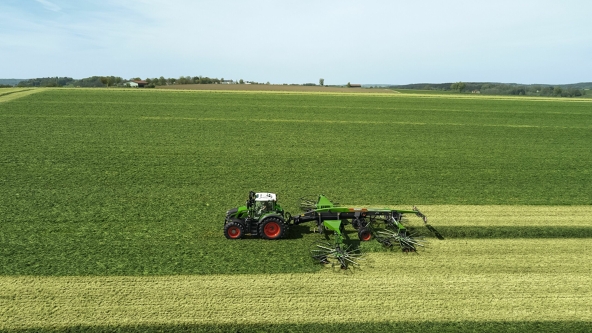Fendt-tractor met een aangekoppelde Former aan het werk op het veld