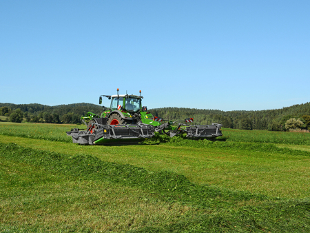 Fendt-trekker met een Fendt Slicer-maaier tijdens het maaien