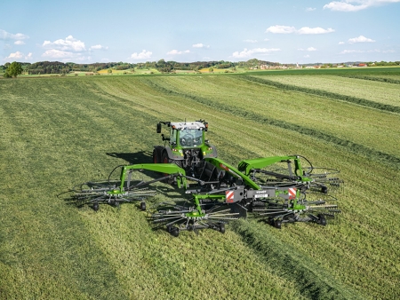 Fendt-zwadhark op het veld aan het werk
